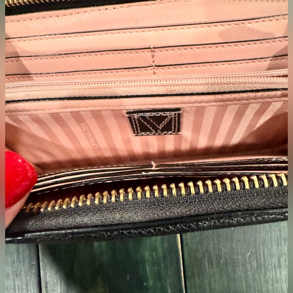 Victoria's Secret “The Victoria” large zipped wallet in a black V-quilt finish - Picture 4 of 5